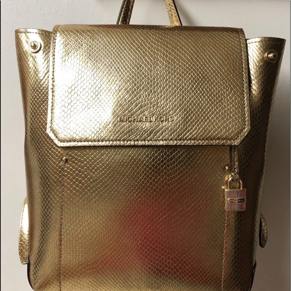 CUTE MICHAEL KORS MEDIUM BACKPACK COLOR GOLD